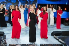 Natalia Rzewnicka (po prawej z numerem 34) na Gali półfinałowej Miss Polski 2012, fot. Tomasz Mosionek / Beyond Studio