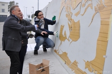 Prezydent Gdyni Wojciech Szczurek przygotowuje się do namalowania pierwszego muralu w akcji „Zamalowujemy stereotypy", fot.: Dorota Nelke