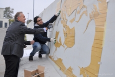 Prezydent Gdyni Wojciech Szczurek maluje pierwszy mural w akcji „Zamalowujemy stereotypy, fot.: Dorota Nelke