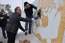 Prezydent Gdyni Wojciech Szczurek maluje pierwszy mural w akcji „Zamalowujemy stereotypy, fot.: Dorota Nelke