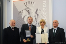 Od lewej: senator Kazimierz Wiatr, wiceprezydent Gdyni Michał Guć, dyrektor Centrum Aktywności Seniora Bożena Zglińska, senator Mieczysław Augustyn