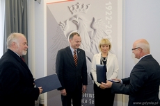 Od lewej: senator Kazimierz Wiatr, wiceprezydent Gdyni Michał Guć, dyrektor Centrum Aktywności Seniora Bożena Zglińska, senator Mieczysław Augustyn