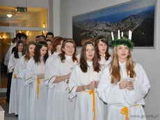 Młodzież z koła szwedzkiego z II LO w Gdyni wykonała szwedzkie pieśni związane ze świętem, fot. Michał Kowalski