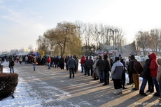 Długa kolejka czekająca po choinki rozdawane przez Radio RMF FM, fot. Dorota Nelke