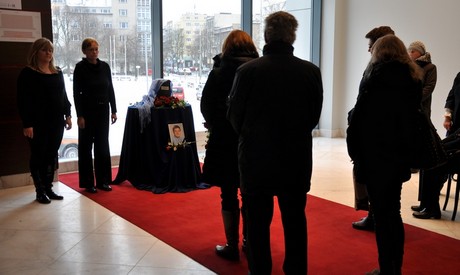 Urna z prochami Macieja Korwina wystawiona w foyer Nowej Sceny Teatru Muzycznego