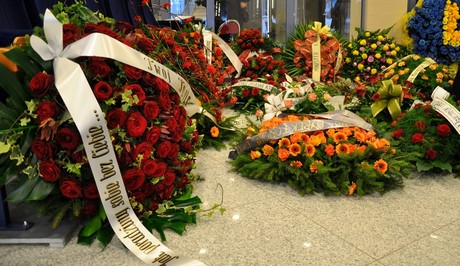 Uroczystości pogrzebowe Macieja Korwina - wieńce w foyer Nowej Sceny Teatru Muzycznego