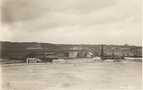 Początek budowy portu wewnętrznego, w głębi Oksywie i Koszary Marynarki Wojennej w budowie, fot. Roman Morawski, 1925 r. (ze zbiorów Muzeum Miasta Gdyni)