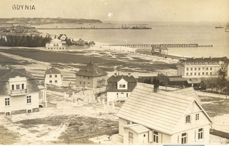 Widok z Kamiennej Góry na skwer Kościuszki na którym widoczny biały budynek z tarasem – restauracja „Casino”, 1925-1926, fot. ze zbiorów Muzeum Miasta Gdyni