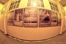 Magazynowe korytarze ozdobiono plakatami, fot. Alka Murat