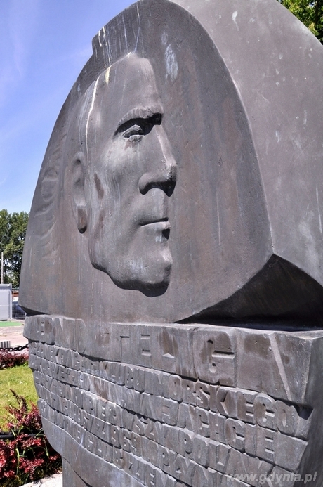 Pomnik Leonida Teligi przed siedzibą gdyńskiej Mariny, fot. Krzysztof Romański