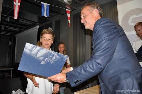 Reprezentant Gdynia Sailing Team Tytus Butowski odbiera nominacje od Prezydenta Gdyni Wojciecha Szczurka, fot. Dorota Nelke