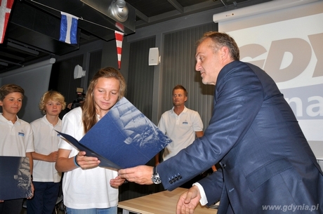 Reprezentantka Gdynia Sailing Team Aleksandra Melzacka odbiera nominacje od Prezydenta Gdyni Wojciecha Szczurka, fot. Dorota Nelke