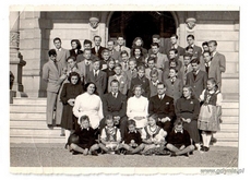 Grupa dzieci i młodzieży z sierocińca w Bielsku, które wychowywały się w Barcelonie, 1951 r. fot. ze zbiorów Muzeum Emigracji