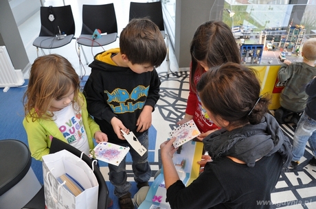 Dzieci przygotowują kartki okolicznościowe z okazji Światowego Dnia Pozdrowień i Życzliwości, fot. Michał Kowalski