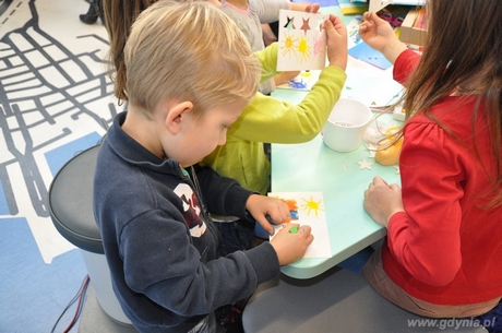 Dzieci przygotowują kartki okolicznościowe z okazji Światowego Dnia Pozdrowień i Życzliwości, fot. Michał Kowalski