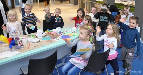 Dzieci pozdrawiają z okazji Dnia Pozdrowień i Życzliwości, fot. Michał Kowalski