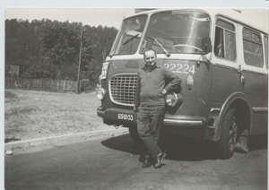Kierowca Hipolit Papaszkiewicz  i Jelcz Mex 272, nr inw. 22224 na linii 159 na starej pętli w Pustkach Cisowskich  (2 czerwca 1974 r.)  Ze zbiorów prywatnych Hipolita Papaszkiewicza