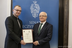 Wiceprezydent Michał Guć z wyróżnieniem specjalnym przyznanym Gdyni