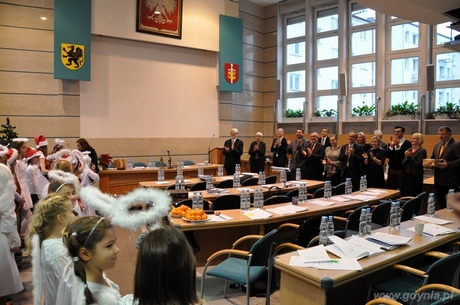 Dzieci ze szkoły podstawowej nr 18 zaśpiewały kolędy na sesji Rady Miasta Gdyni, fot. Dorota Nelke
