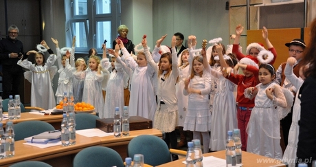 Dzieci ze Szkoły Podstawowej nr 18 zaśpiewały kolędy na sesji Rady Miasta Gdyni, fot. Dorota Nelke