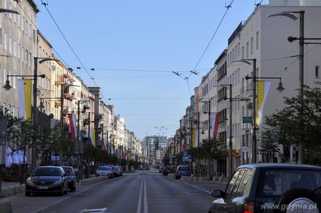 Ulica Świętojańska udekorowana flagami, fot. Dorota Nelke