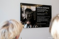 Odsłonięcie tablicy Macieja Korwina w Teatrze Muzycznym / fot. Piotr Manasterski