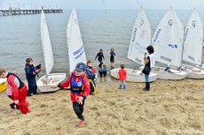 Bursztynowa zabawa na orłowskiej plaży, fot. Tomasz Lenik
