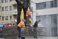 Pomnik Antoniego Abrahama podczas czyszczenia w ramach akcji Ice Bucket Challenge, fot. Dorota Nelke