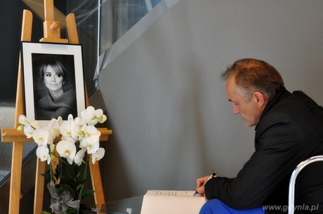 Księga kondolencyjna wyłożona w Gdynia InfoBox, fot. Mateusz Skowronek