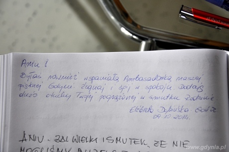 Wpisy złożone w księdze kondolenycjnej wyłożonej w Gdynia Infobox, fot. Michał Kowalski