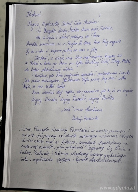 Wpisy złożone w księdze kondolenycjnej wyłożonej w Gdynia Infobox, fot. Michał Kowalski