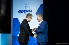 Dyrektor Gdyńskiego Centrum Sportu wręcza Tomaszowi Chamerze wyróżnienie dla Volvo Gdynia Sailing Days w kategorii Sportowa Impreza Roku, fot. Karol Stańczak