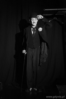 Monodram „Być jak Charlie Chaplin  w wykonaniu Mateusza Deskiewicza / fot. Wiesław Czerniawski
