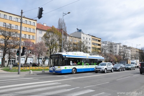Przejazd nowego, dwunapędpowego trolejbusu Solaris 12M z Alei Jana Pawła II, fot. Dorota Nelke