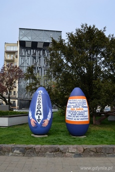 Dwumetrowe jaja stanęły na trawniku przed Infoboxem w ramach akcji Odważni wygrywają, fot. Paweł Domrazek