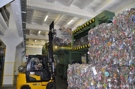 Przecięcie wstęgi w dniu otwarcia zakład recyklingu opakowań PET Elcen, fot. Sebastian Drausal