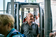 Pasażerowie wysiadają z wagoniku kolejki na Kamiennej Górze, fot. Karol Stańczak