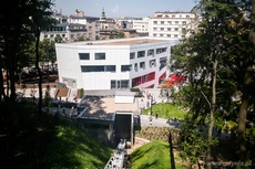 Widok ze stacji na Kamiennej Górze na budynek Gdyńskiej Szkoły Filmowej, fot. Karol Stańczak
