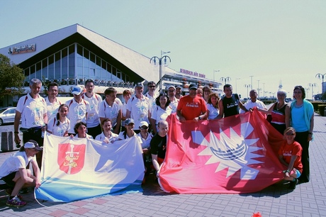 Uczestnicy sztafety Kilonia - Gdynia z flagami miasta Gdyni i Kilonii, fot. Agata Wyrobek