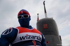 Maskotka drużyny Washington Wizards, tzw. G-Man. na tle ORP Bielik, fot. Piotr Leoniak