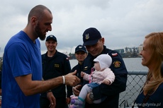 Marcin Gortat wita się z dzieckiem marynarza, fot. Piotr Leoniak