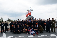 Marcin Gortat na pokładzie ORP Generał Tadeusz Kościuszko pozuje do zdjęcia z marynarzami, fot. Piotr Leoniak