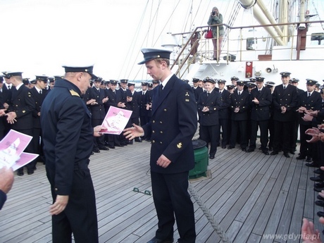 Rozdaniem dyplomów zaliczenia praktykna rufowym pokładzie zakończono sezon morskich praktyk na Darze Młodzieży, fot. Tomasz Maracewicz