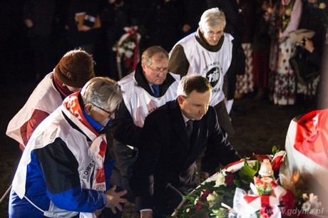 Prezydent RP Andrzej Duda składa wieniec pod pomnikiem Ofiar Grudnia '70, fot. Karol Stańczak