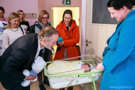 Prezydenta Gdyni Wojciech Szczurek odwiedził noworodki urodzone 10 lutego, fot. Karol Stańczak