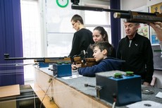 Zajęcia strzeleckie z karabinków pneumatycznych dla dzieci i młodzieży, fot. Karol Stańczak