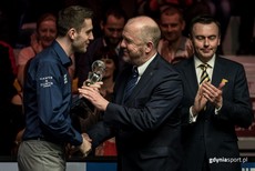 Mark Selby odbiera z rąk wiceprezydenta Gdyni Marka Stępy statuetkę za zwycięstwo w finale Gdynia Open 2016, fot. gdyniasport.pl