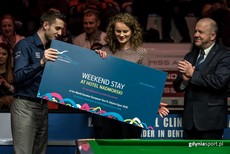 Mark Selby odbiera nagrodę za zwycięstwo w finale Gdynia Open 2016, fot. gdyniasport.pl