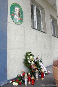 Wieńce i znicza przed konsulatem królestwa Belgii w Gdyni, fot. Dorota Nelke