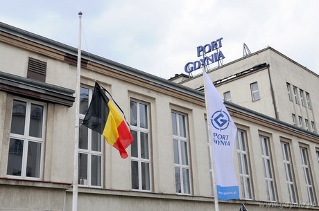Opuszczona flaga królestwa Belgii przed siedziba konsulatu, fot. Dorota Nelke